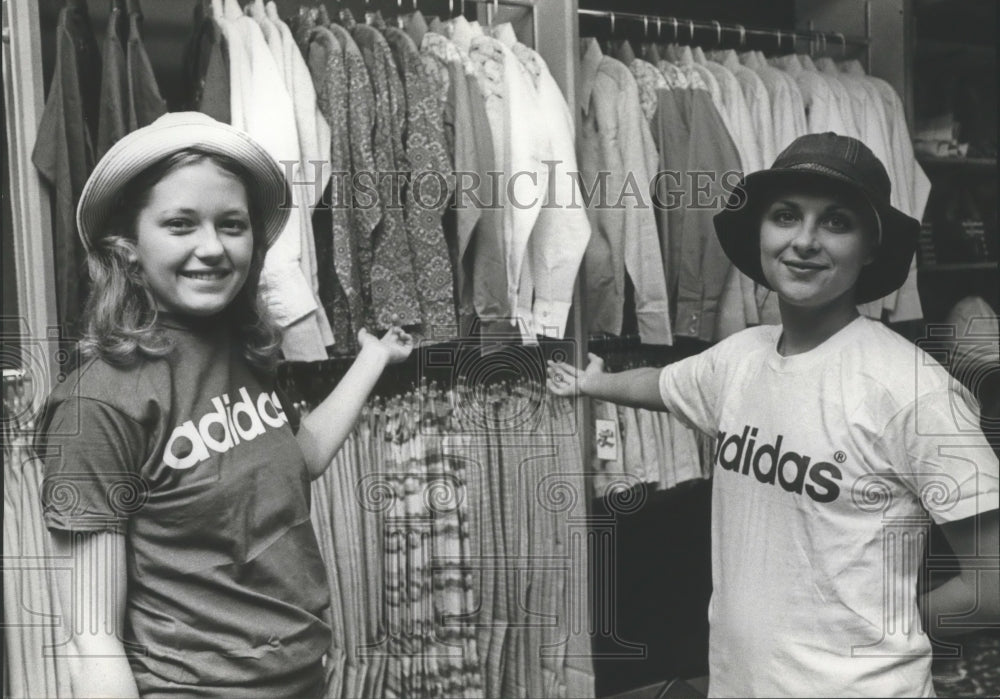  Press Photo Ladies at a clothing store- Historic Images