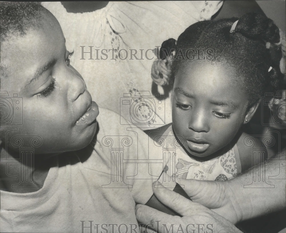 1977 Press Photo Young girl &amp; boy after getting a shot from an Alabama doctor