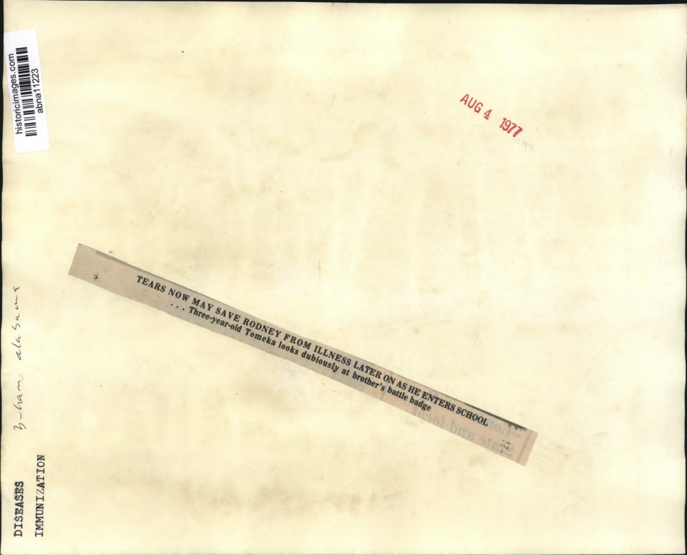 1977 Press Photo Young girl & boy after getting a shot from an Alabama doctor