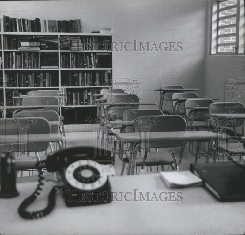 Load image into Gallery viewer, Press Photo New classroom Jefferson County Juvenile detention - abna11675
