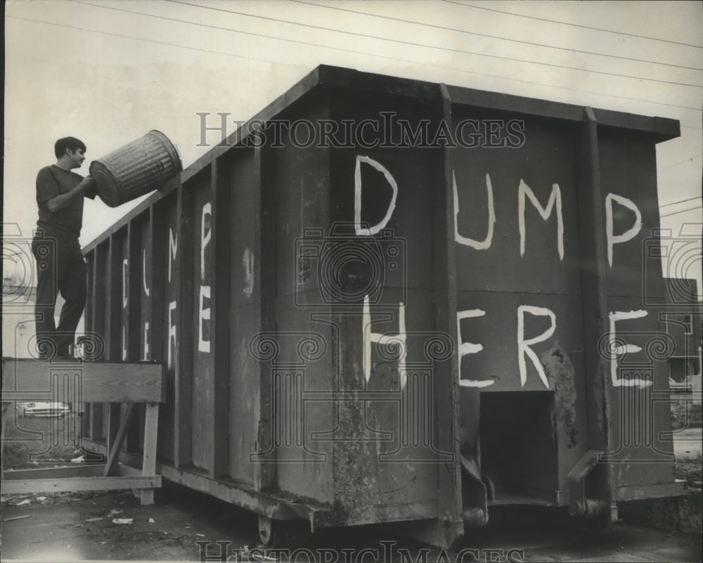 1972 Press Photo John Hitchock dumps own garbage during strike, Opelika, Alabama- Historic Images