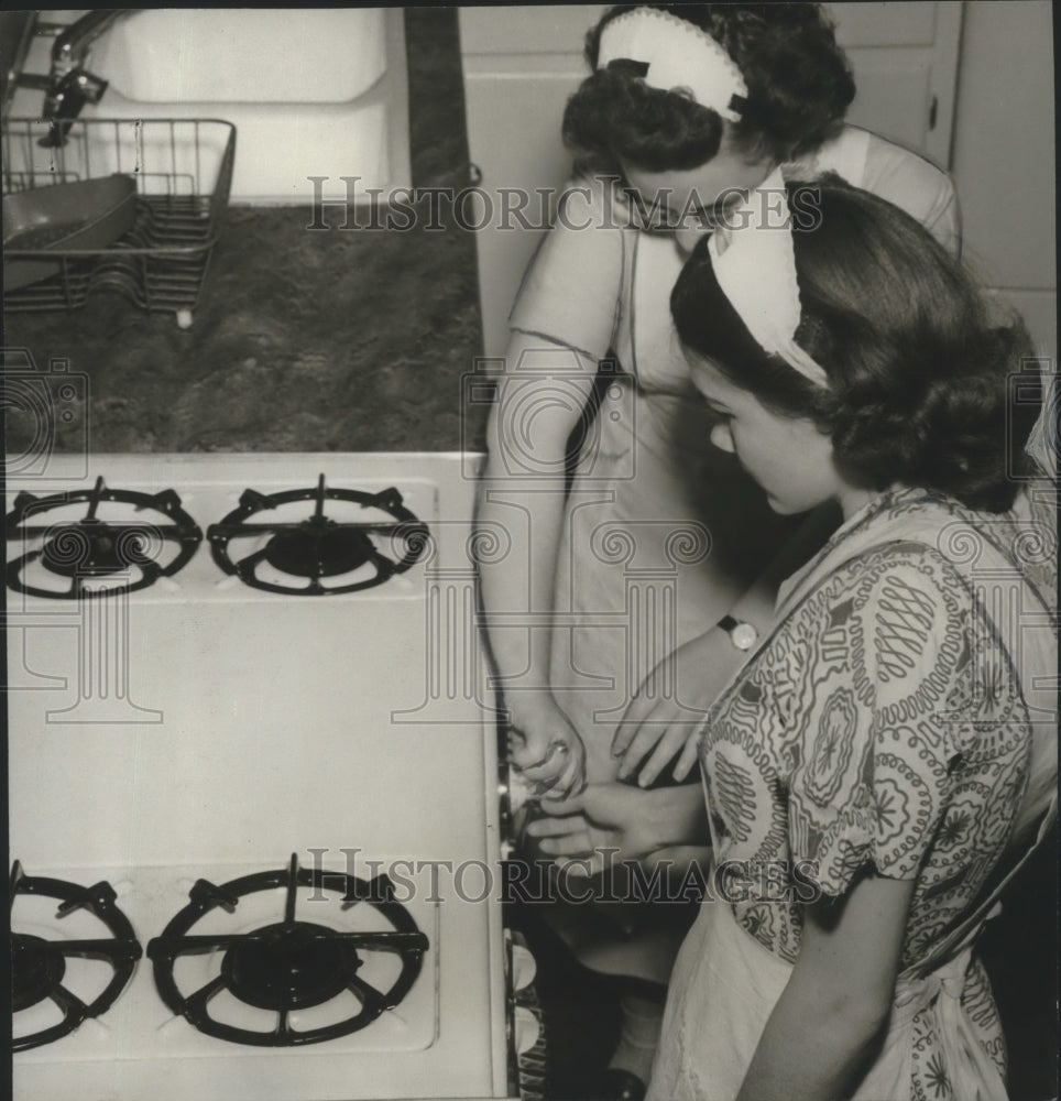 1952 Press Photo Gwendolyn Massey shows how to use stove, school for blind - Historic Images