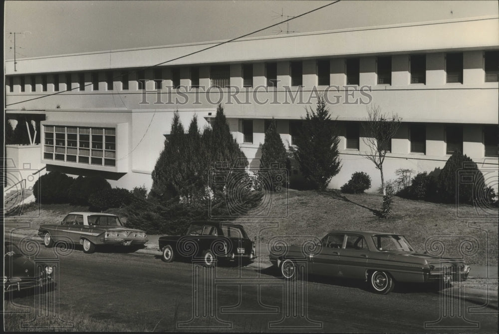 1963 Press Photo Cars parked in front of Nursing School in Sylacauga, Alabama - Historic Images