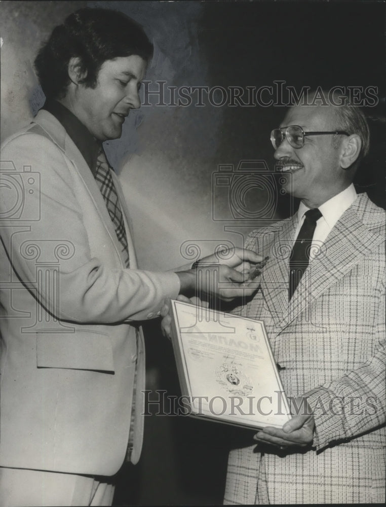 Load image into Gallery viewer, 1974 Press Photo Huntsville, Alabama Historian Receives Russian Award
