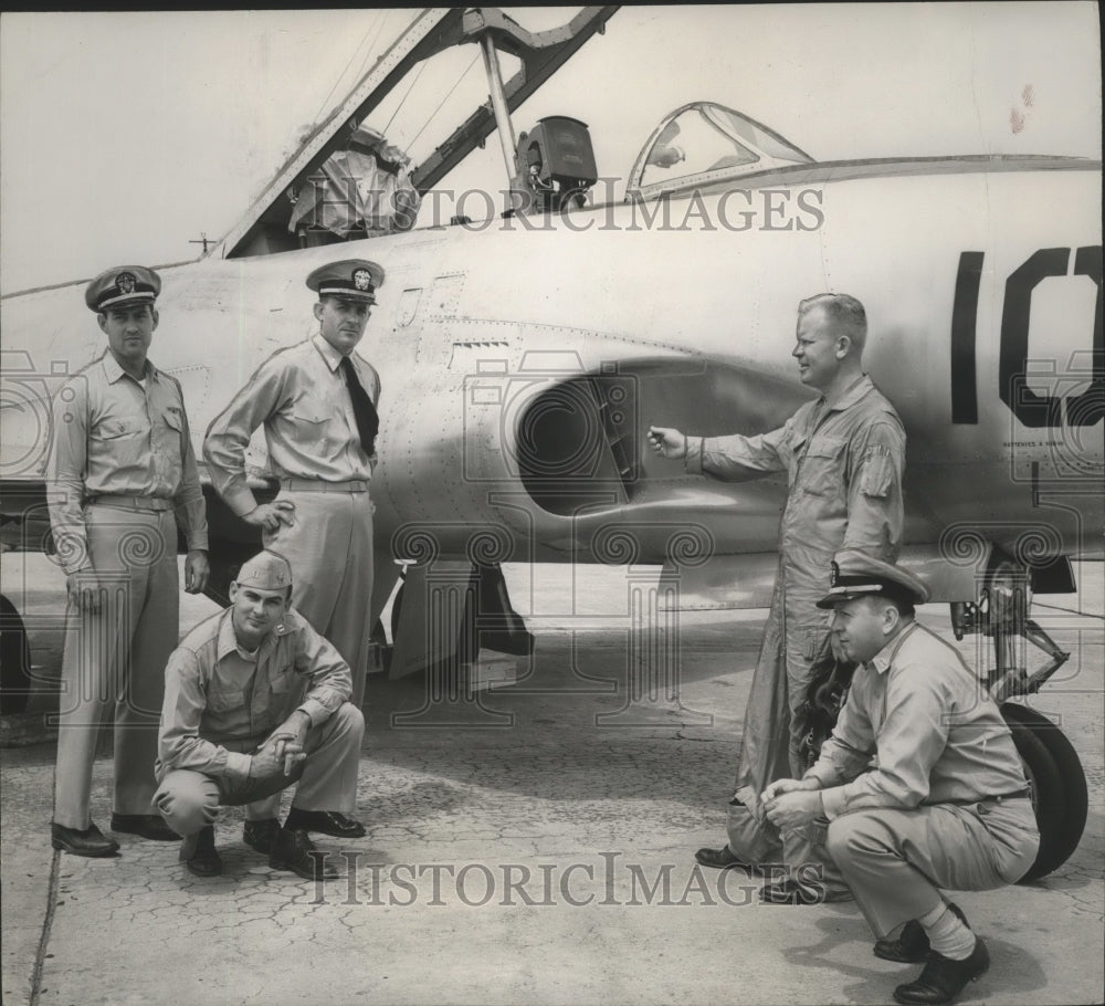 1956 Press Photo Birmingham Naval Reserve bomber pilots in Dallas ready for ride - Historic Images