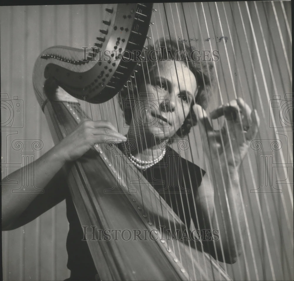 1964 Press Photo Harpist Marjorie Tyre - abna12827 - Historic Images
