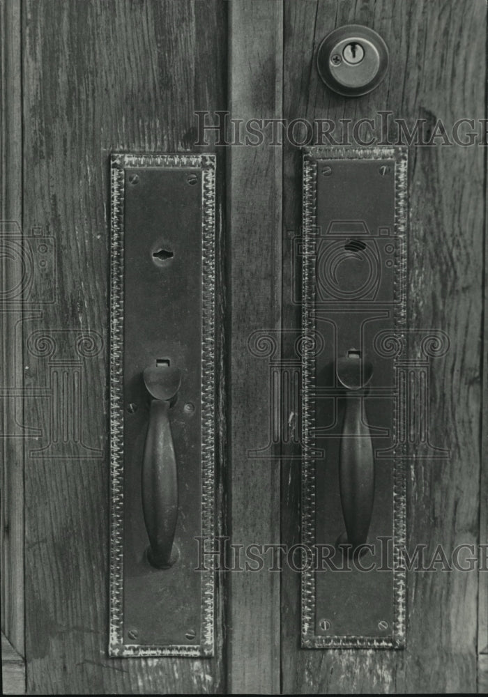 Load image into Gallery viewer, 1973 Press Photo Ornate brass fixtures on railroad depot door, Talladega
