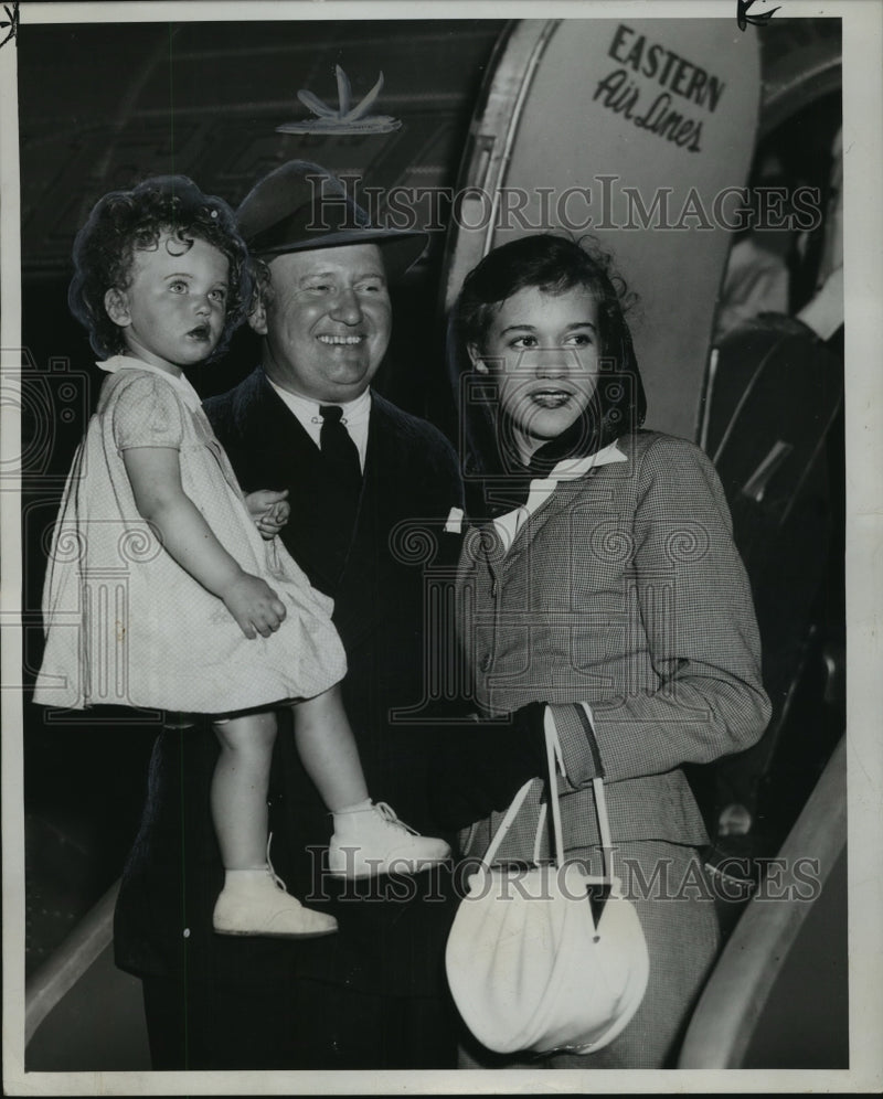 Load image into Gallery viewer, 1946 Press Photo Newsman Eddie Gilmore, Wife Emily, and Daughter Emily, Alabama
