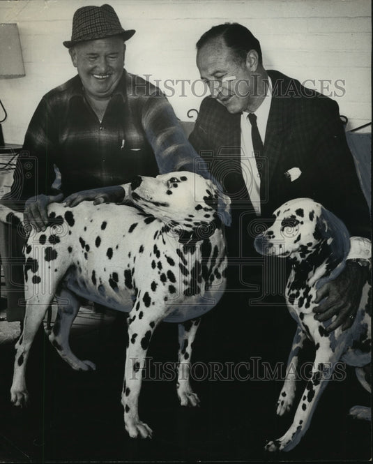 1964 Press Photo Eddie Gilmore, Columnist, with Art Lewis and "friends", Selma- Historic Images
