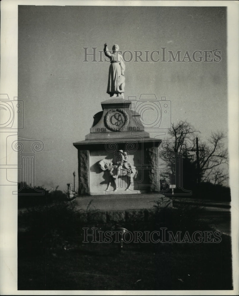 1943 Press Photo Emma Sanson statue, Gadsden, Alabama - abna13504