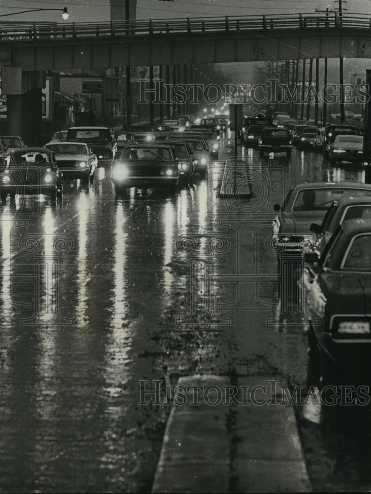 1972 Press Photo Traffic in Birmingham, Alabama During Heavy Rain- Historic Images