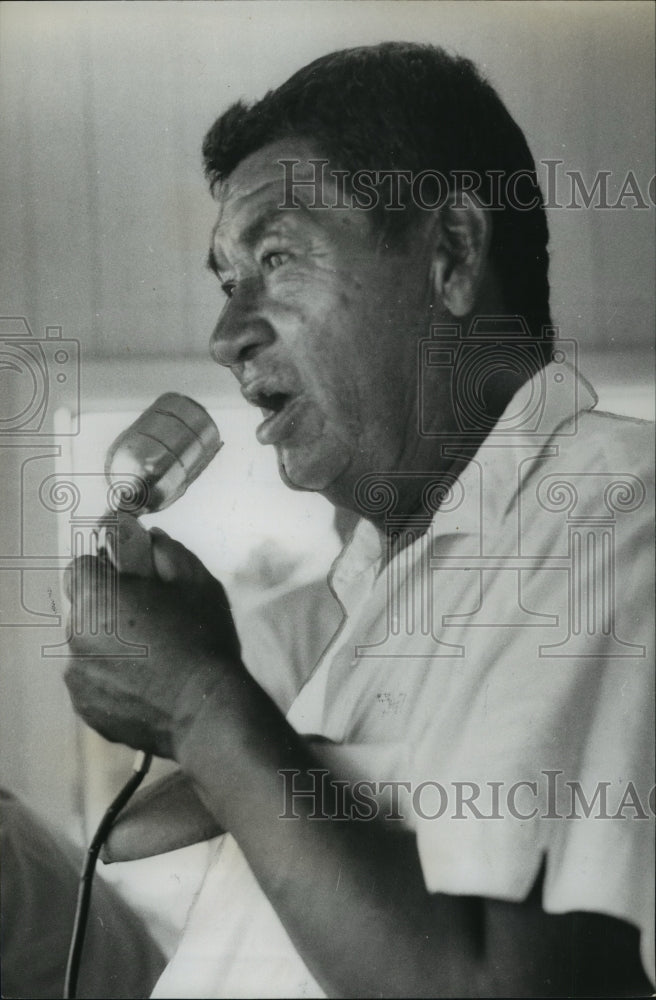 1968 Press Photo Baxter York calls stickball plays- Historic Images