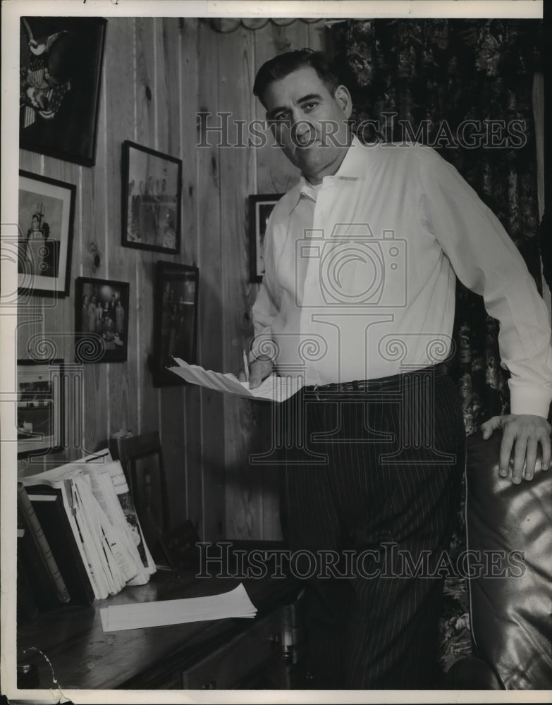1954 Press Photo James E. Folsom standing by his desk - abna13912 - Historic Images