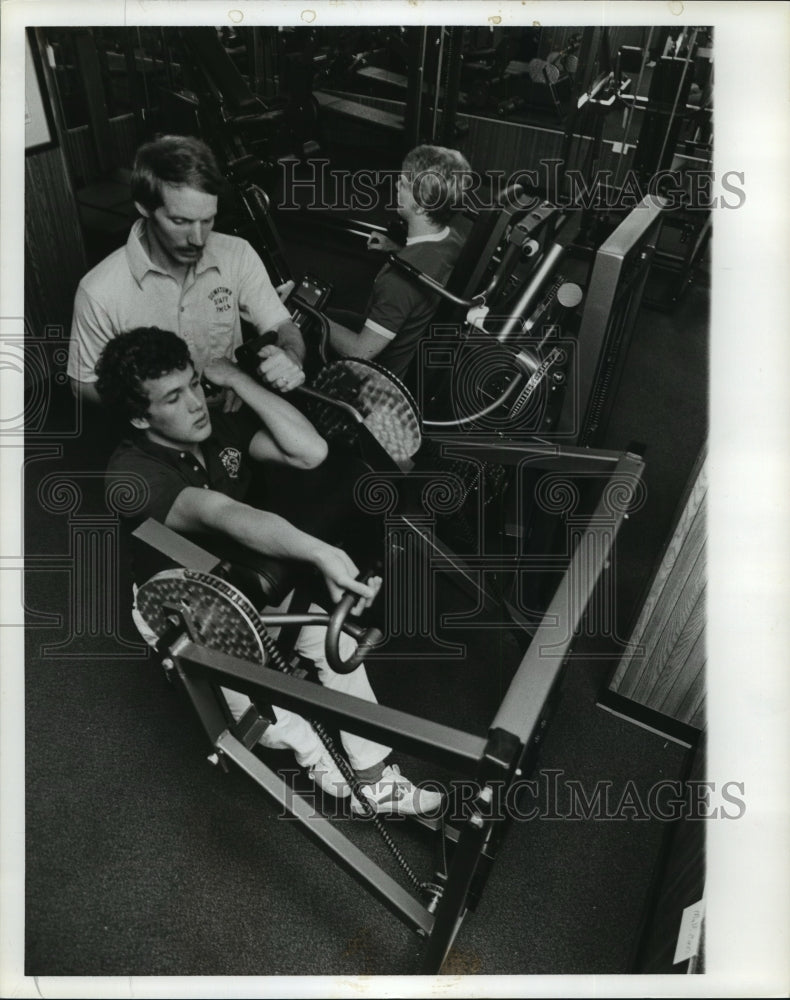 1982 Press Photo Dennis McRee, coaching others at downtown YMCA, Alabama - Historic Images