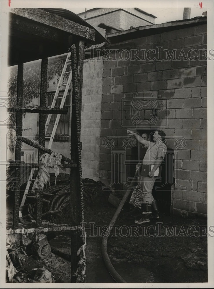  Press Photo Billy Vann &amp; Fire Capt. R. Davix, fire at Huffstuler&#39;s Hardware, AL- Historic Images