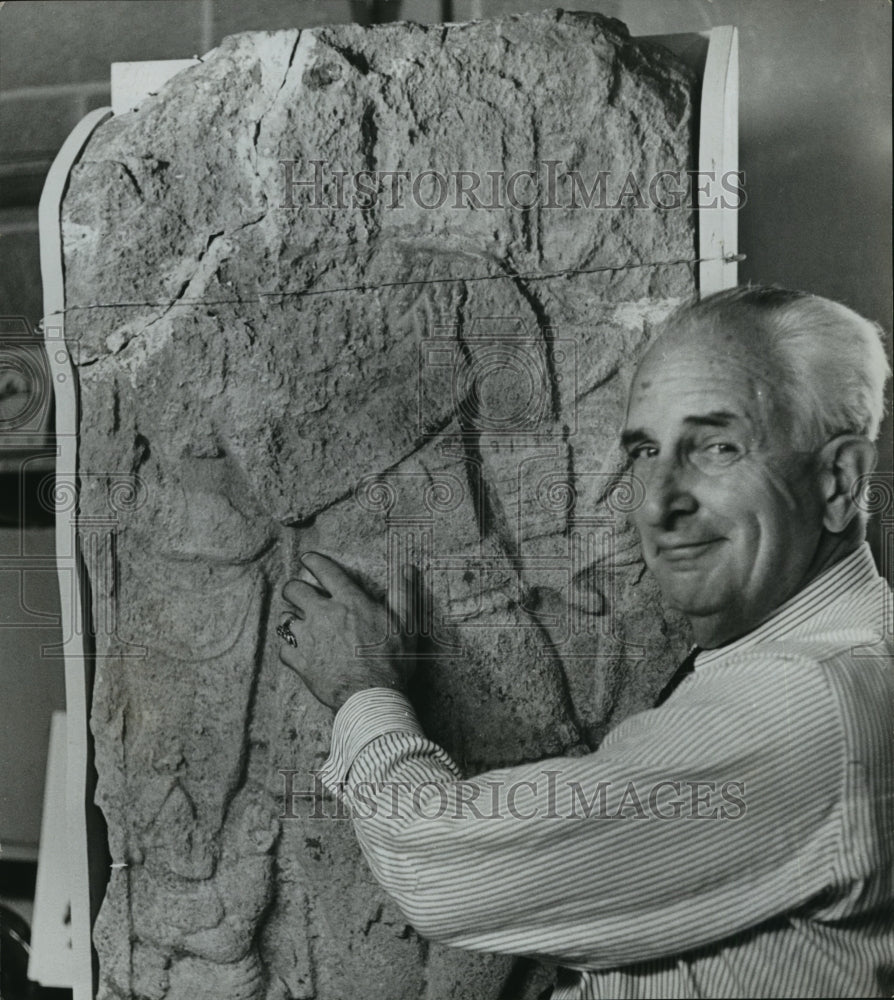1965 Press Photo Richard Howard with 1,000-year-old Mexican Stele, BIrmingham