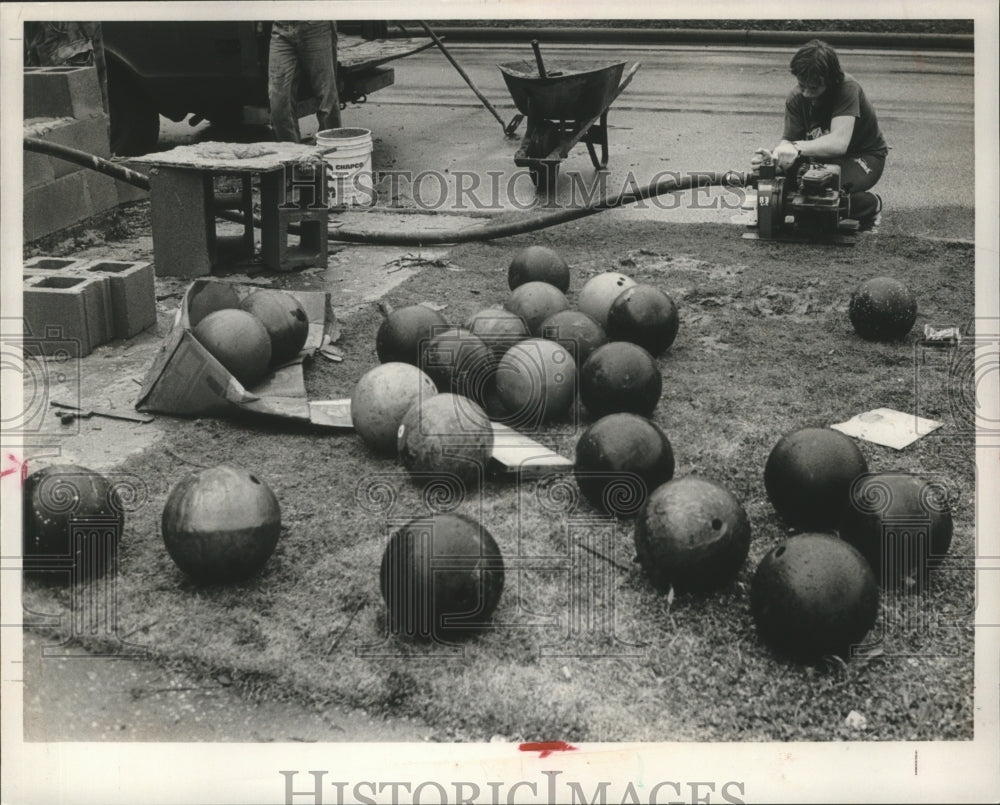 1989 Press Photo Ken Rainwater cleans Bowling Balls at Vestavia Bowling Lanes - Historic Images