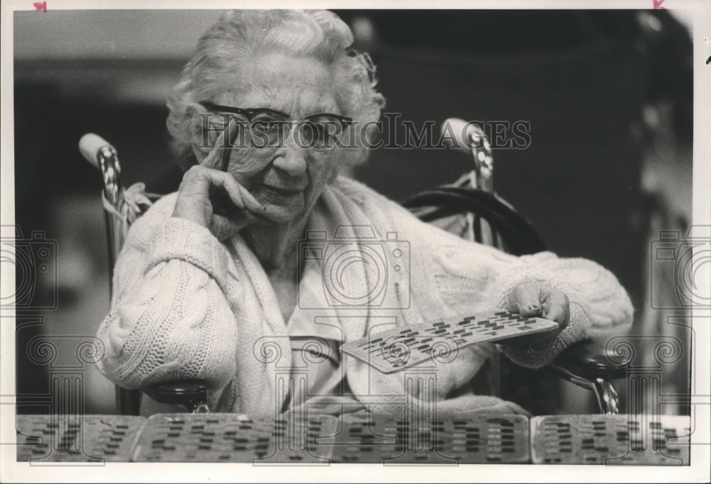 1989 Press Photo Jeffco Nursing Home Resident Gertrude Massey plays Bingo- Historic Images