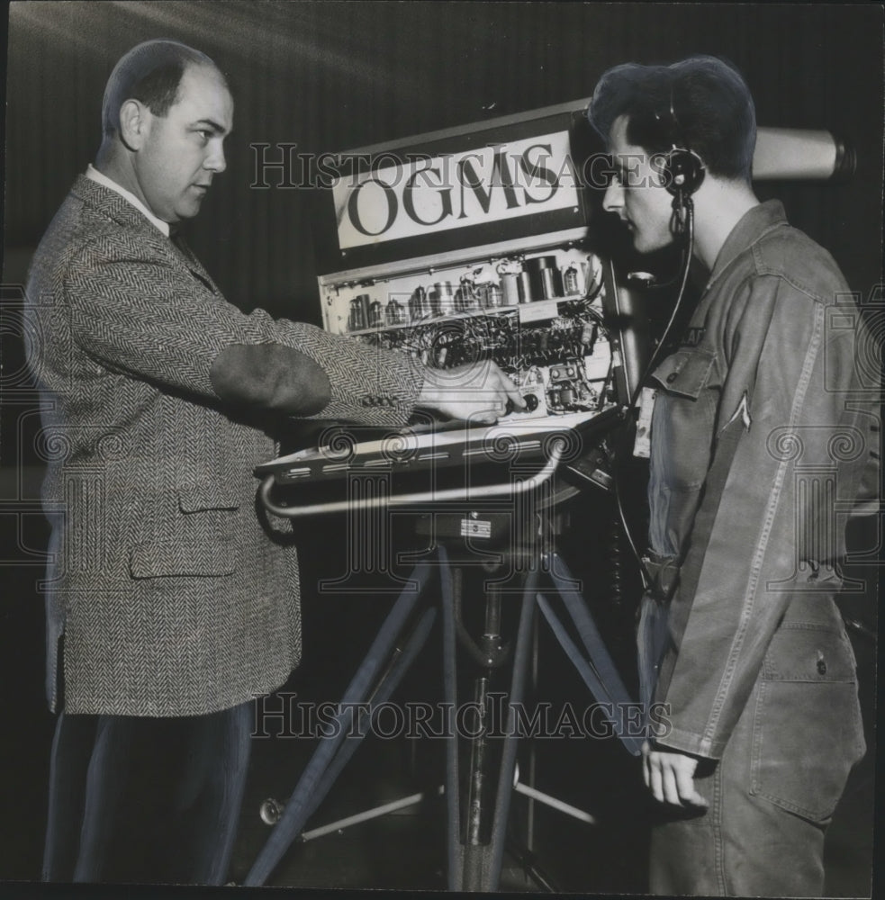 1959 Press Photo Cliff Paul instructs Nello M. Selraggio how to use TV Camera