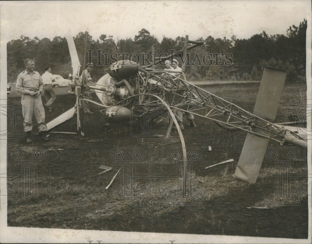 1954 Press Photo Phenix City National Guards Look Over Crashed Helicopter