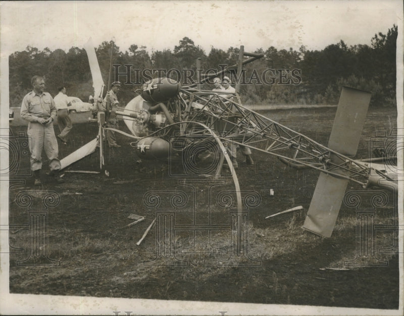 Load image into Gallery viewer, 1954 Press Photo Phenix City National Guards Look Over Crashed Helicopter
