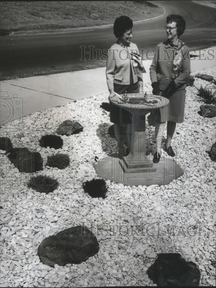 1970 Press Photo Mrs. E. M. Irwin and Mrs. Douglas Hamblin, Donated Rock Garden- Historic Images