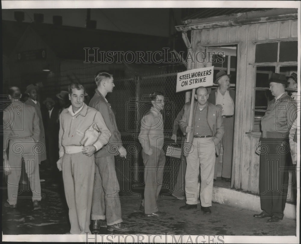 1961 Press Photo Pickets from the United Steelworkers of America patrolled - Historic Images