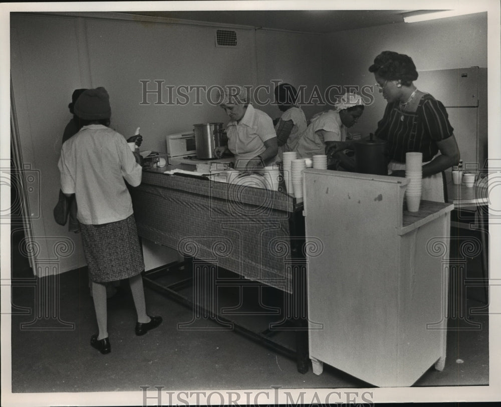 1965 Press Photo soup kitchen, St. James church, North Birmingham, Alabama - Historic Images