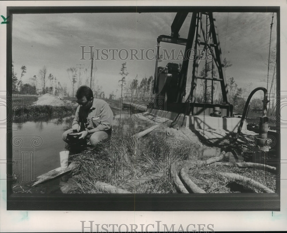  Press Photo Worker checks on Methane Gas Well in Alabama- Historic Images