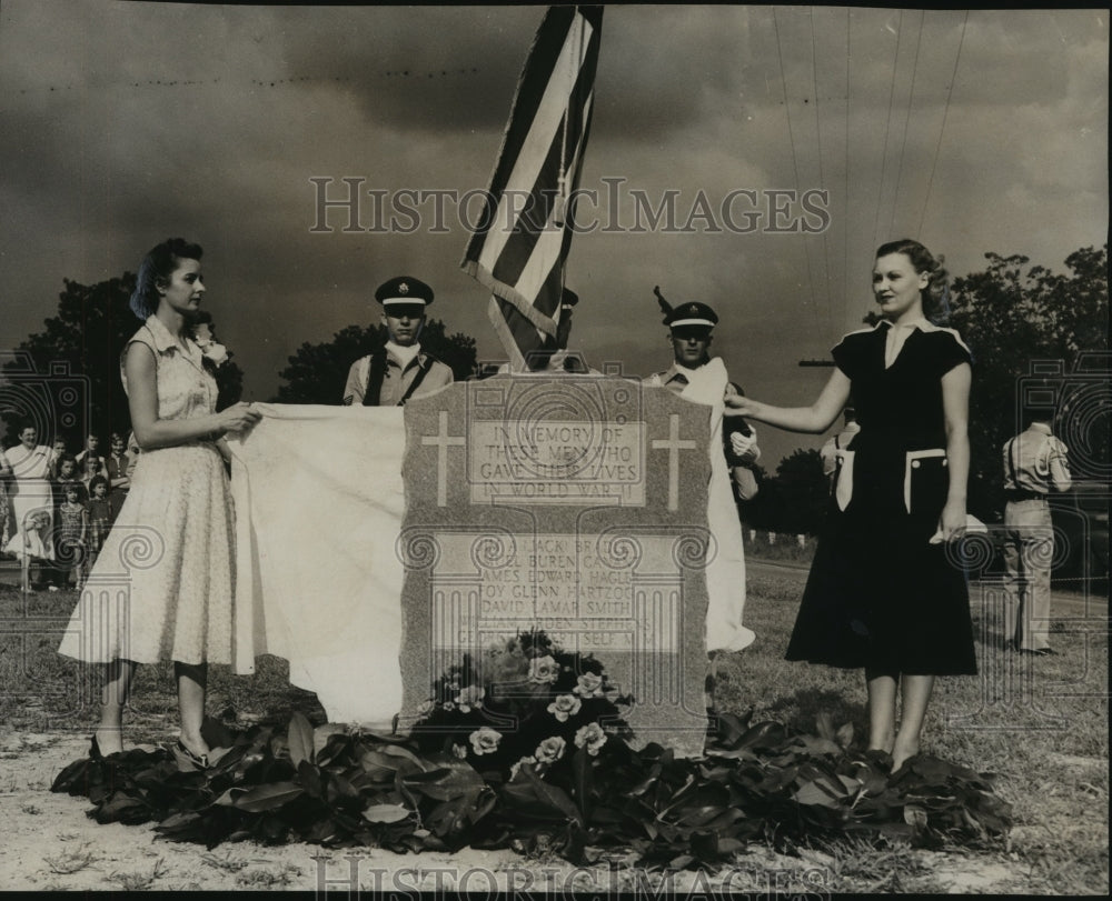 1952 Press Photo Monument honors World War II servicemen from Louisville