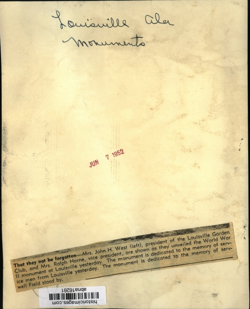 1952 Press Photo Monument honors World War II servicemen from Louisville