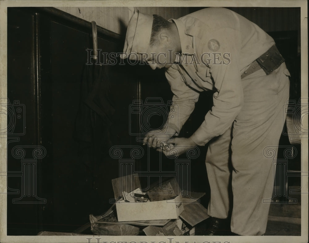 1954 Press Photo Unidentified man with recovered narcotics, Phenix City, Alabama- Historic Images