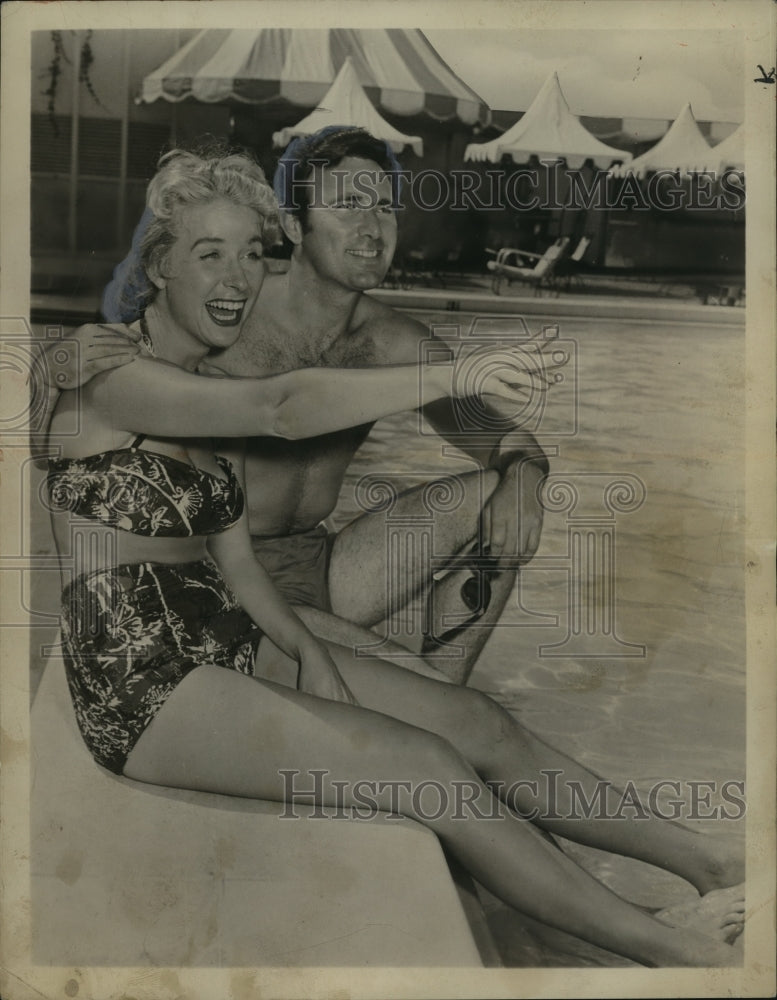 1958 Press Photo Former Miss Alabama, Jeanne Moody, and Scott Forbes sit by pool- Historic Images