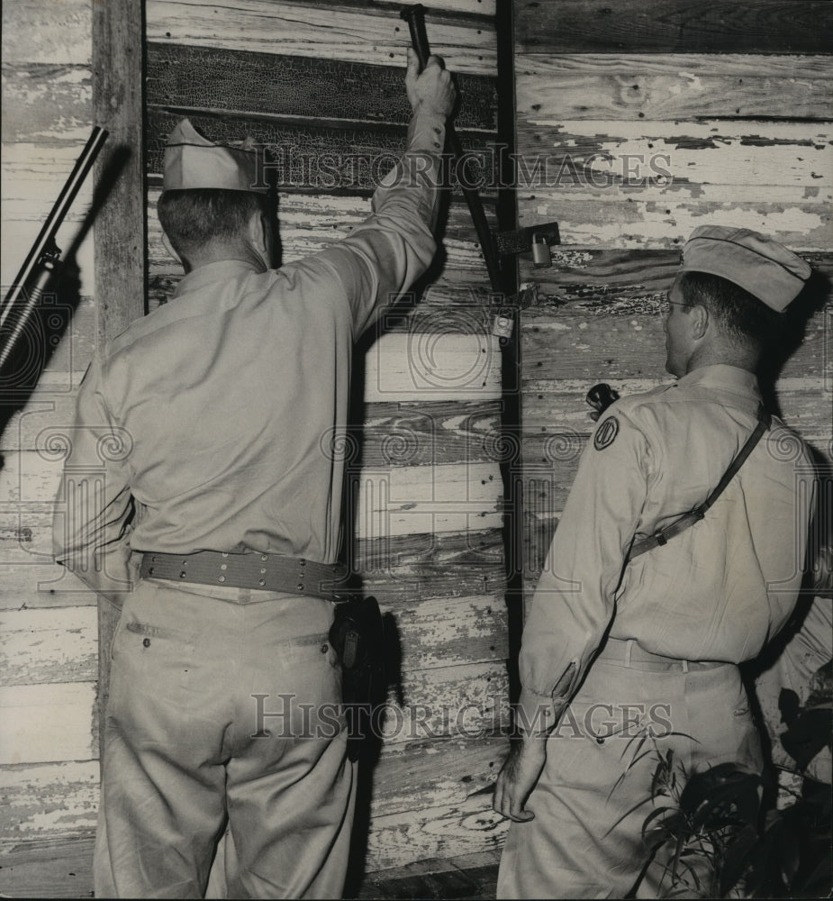 1954 Press Photo National Guards prying lock on door, Phenix City, Alabama- Historic Images