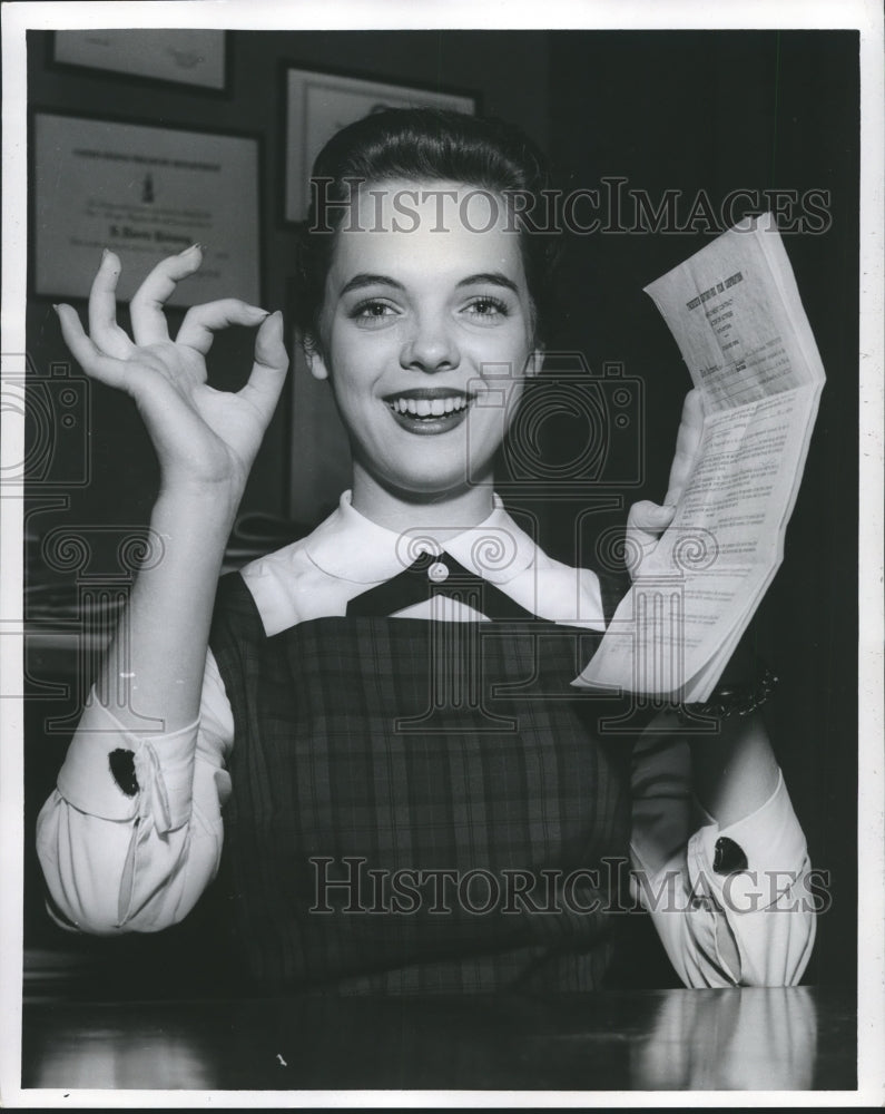  Press Photo Actress Lili Gentle Poses for Camera- Historic Images