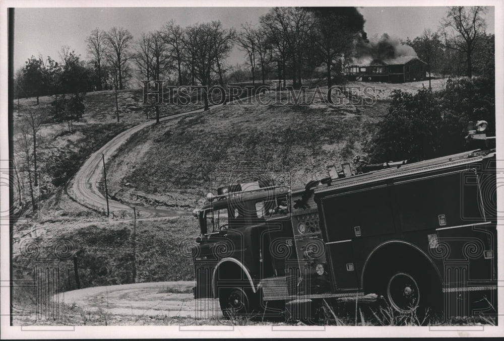  Press Photo Fire engine drives to house fire in Birmingham- Historic Images