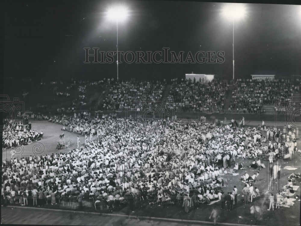 1969 Press Photo Crowd at &quot;Youths for Decency&quot; rally at stadium in Enterprise- Historic Images