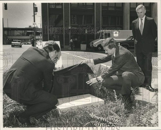 1991 Press Photo Douglas Sager & others unveiling marker, Birmingham, Alabama- Historic Images