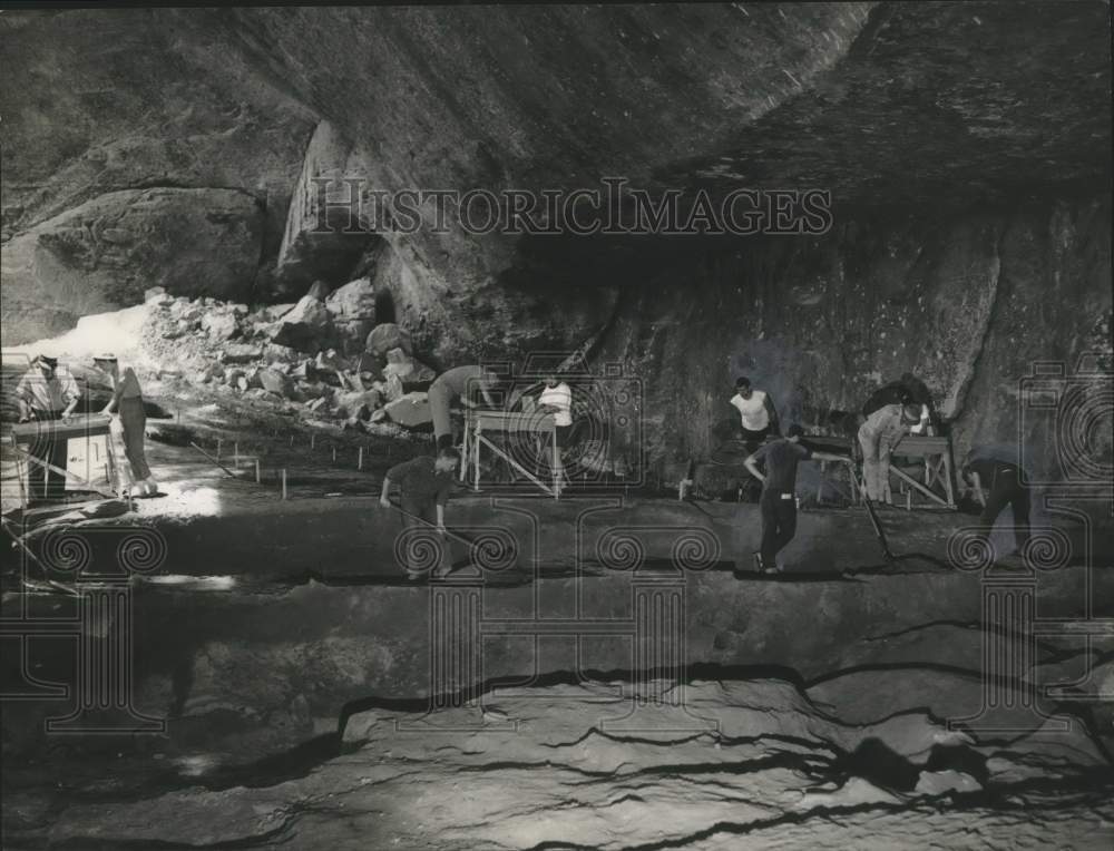 1963 Press Photo University students search for artifacts in cliff shelter - Historic Images