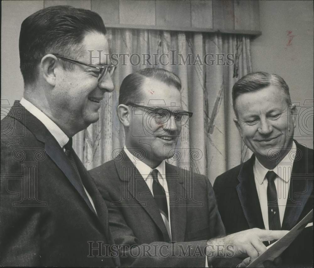 1964 Press Photo Dr. Edgar Arendall, Clergyman, Notes Open House Plans Completed- Historic Images