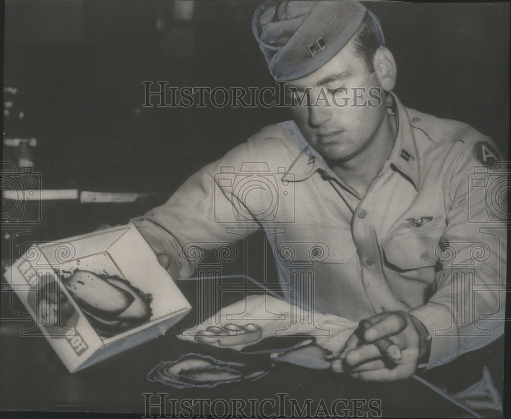 1954 Press Photo Captain DeVance Williams with burned tickets, Birmingham- Historic Images