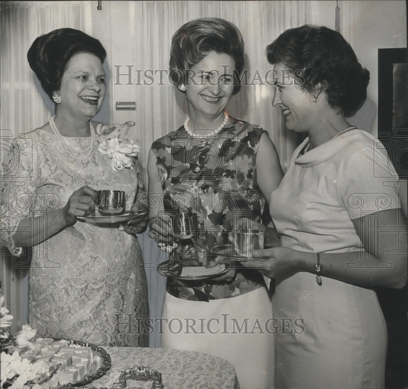 Load image into Gallery viewer, 1965 Press Photo Officers of Women's Chamber of Commerce at tea - abna18745
