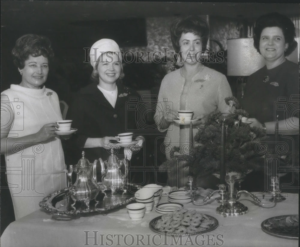 1967 Press Photo Women&#39;s Birmingham Chapter enjoy a drink in Alabama - Historic Images