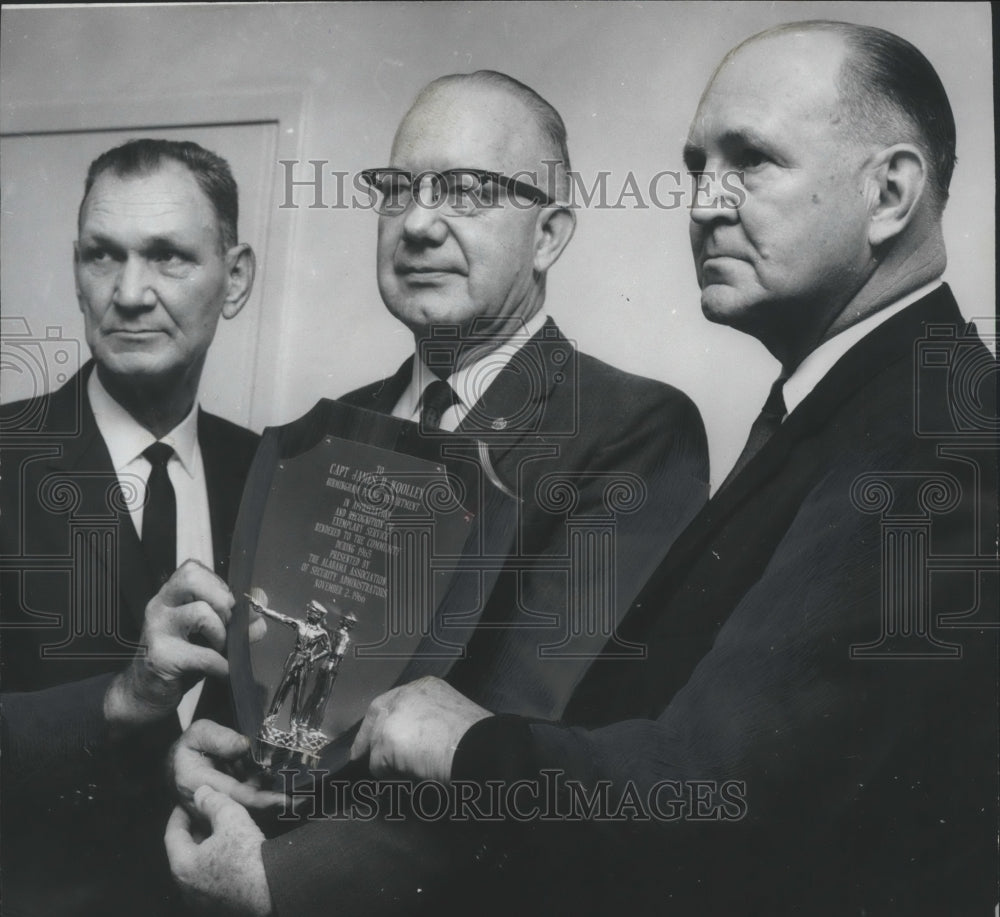 1966 Press Photo Police captain is honored for disarming time bomb- Historic Images