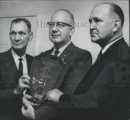 1966 Press Photo Police captain is honored for disarming time bomb- Historic Images