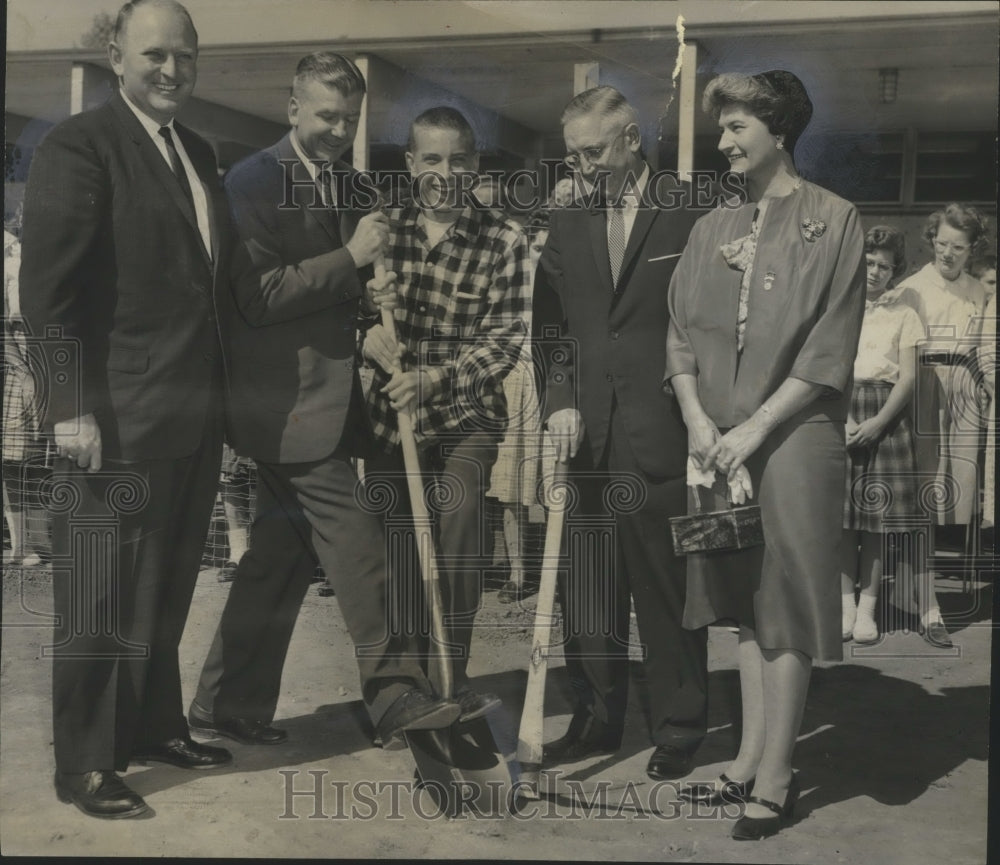 1961 Press Photo Berry School -Alton Cruse, Others at Senior High Groundbreaking- Historic Images