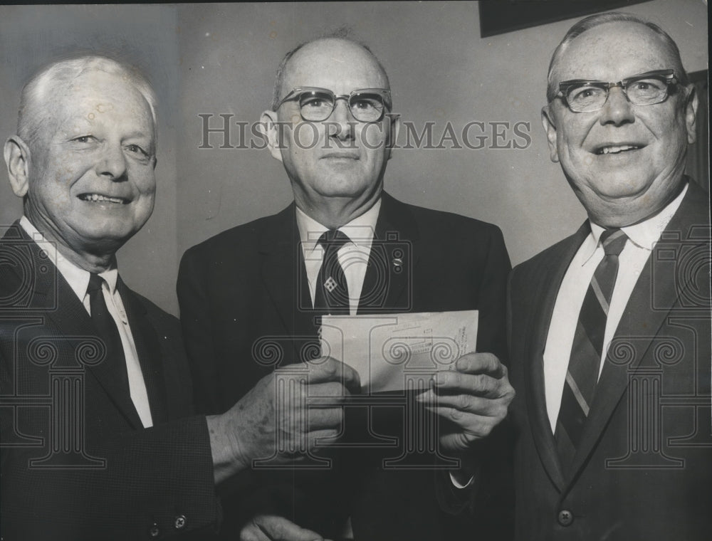 1966 Press Photo Department Store Executives Present Pension Checks- Historic Images