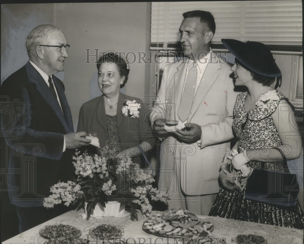 1955 Press Photo University of Alabama Vice president Dr. Robert Berson & others