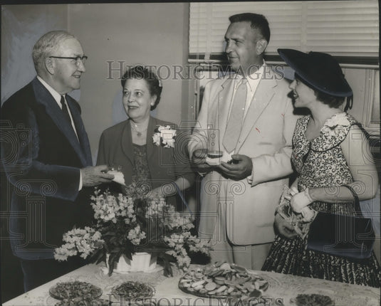 1955 Press Photo University of Alabama Vice president Dr. Robert Berson & others