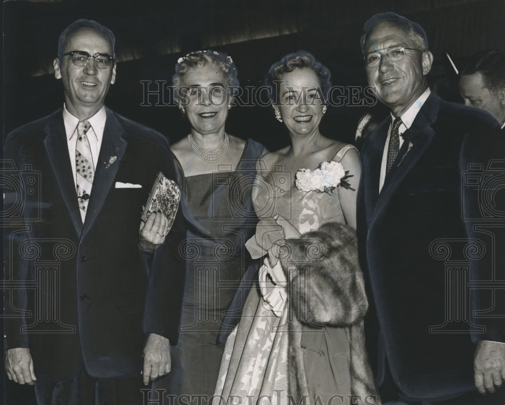 1956 Press Photo Woods and Critchfield families on vacation in Miami- Historic Images